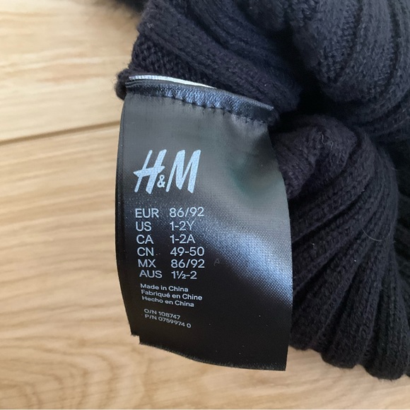 3/$20 sale H&M Ribbed beanie with pom 1-2Y - Picture 4 of 4